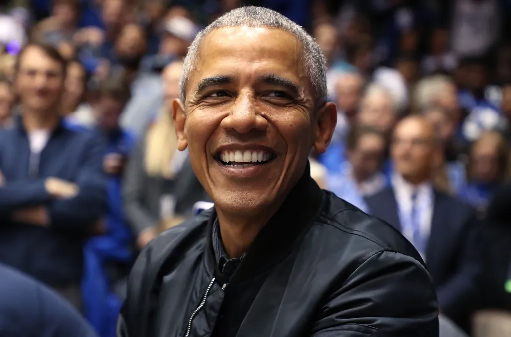 Obama avoids crowds outside Edinburgh charity dinner.