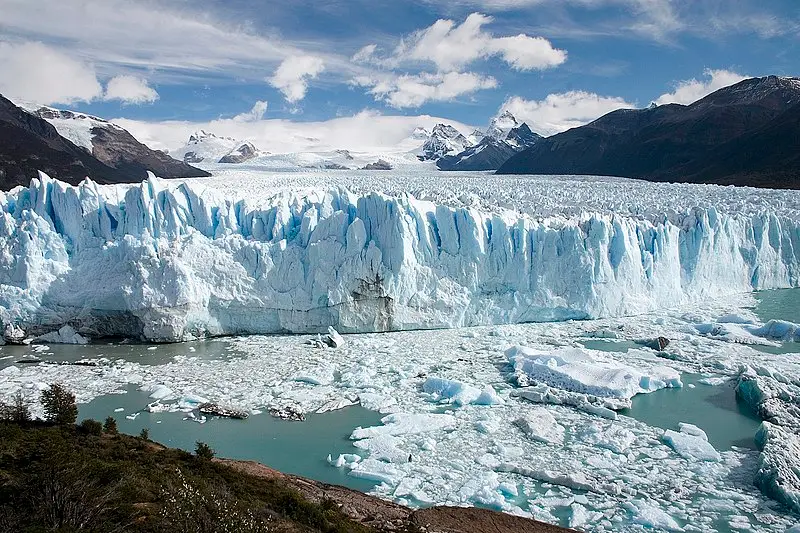Huge glacier collapses in Arge.